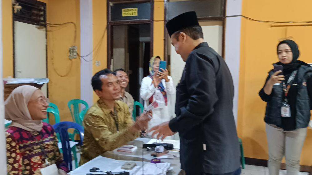 Meski Hujan Deras, KPU Bandung Pastikan Pencoblosan Berjalan Lancar
