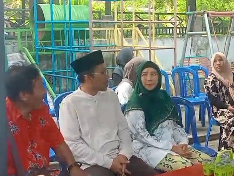 Rohmi saat menunggu antrian untuk memilih di TPS 6 (IDN Times/Istimewa)