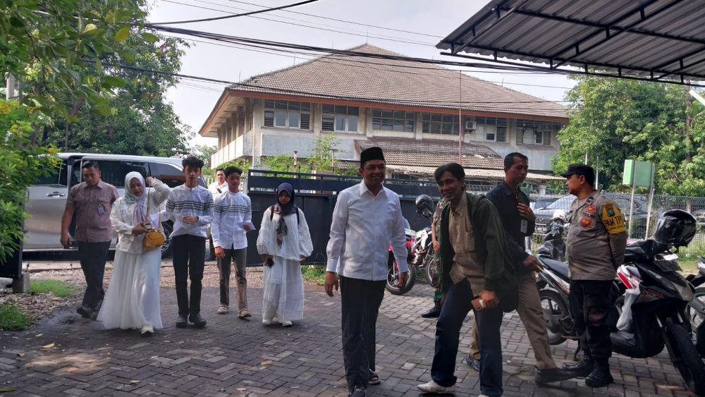 KTP Jombang, Gus Hans Antar Anak Istri Nyoblos di Surabaya