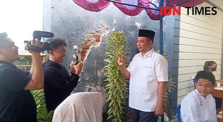 Cagub NTB nomor urut 02 Zulkieflimansyah usai menggunakan hak pilihnya di TPS 01 Kelurahan Pejanggik Kecamatan Mataram, Rabu (27/11/2024). (IDN Times/Muhammad Nasir)