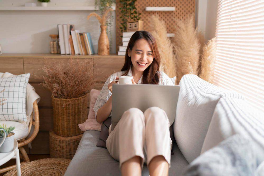 Ilustrasi wanita duduk bekerja di sofa (freepik.com/Lifestylememory)