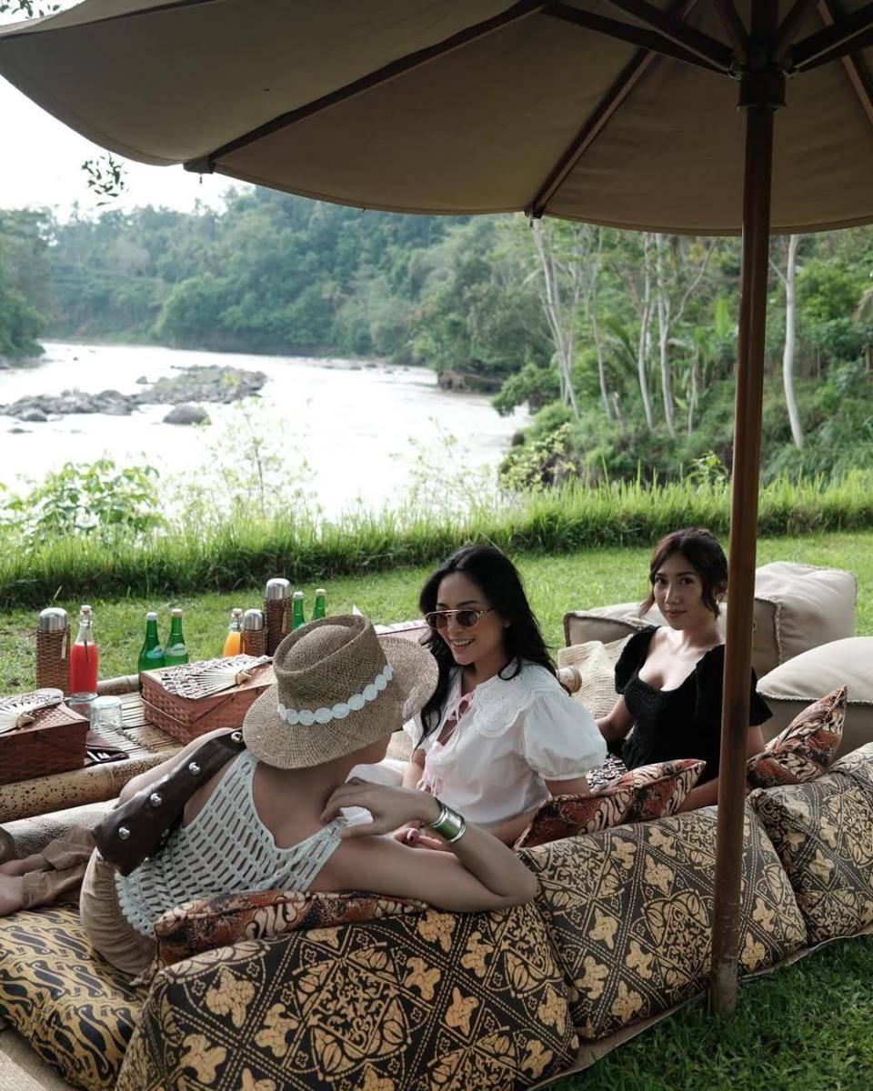 Rachel Vennya piknik di Sungai Progo. (instagram.com/rachelvennya)