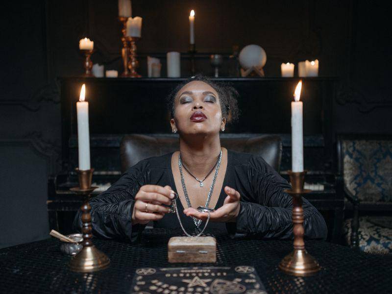 Ritual dukun perempuan (Pexels/Pavel Danilyuk)