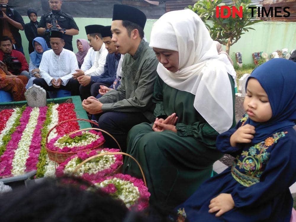 Cagub Khofifah Ziarah ke Makam Suami dan Orangtua Sebelum Nyoblos