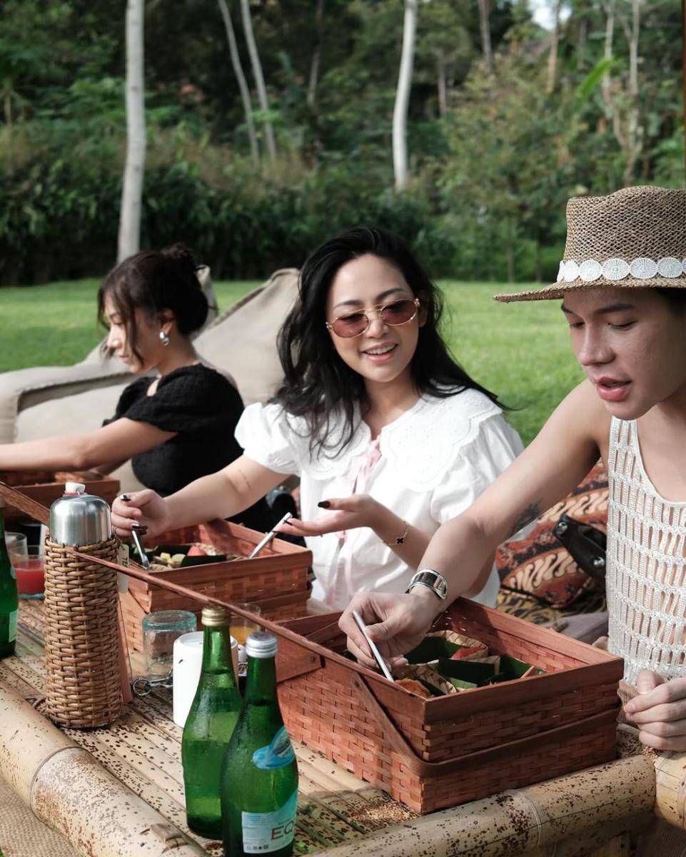 Rachel Vennya piknik di Sungai Progo. (instagram.com/rachelvennya)