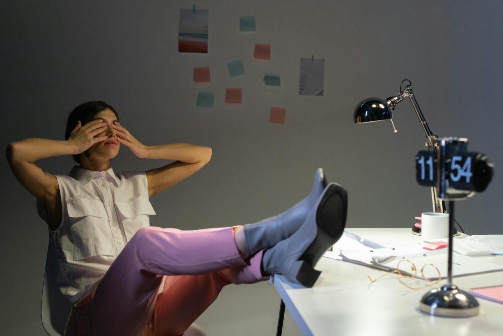 ilustrasi workaholic (pexels.com/cottonbro studio)