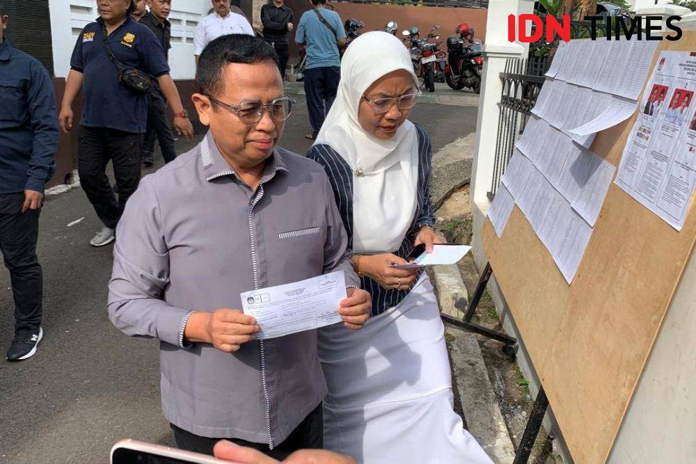 Anggota Bawaslu Divisi Penanganan Pelanggaran Data dan Informasi, Puadi saat mencoblos pada Rabu (27/11/2024) (IDN Times_Veronica Theresia)