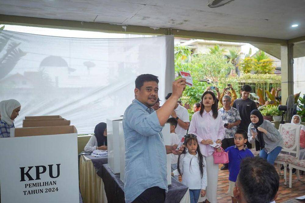 momen Bobby Nasution dan Kahiyang Ayu nyoblos di Medan pada Rabu (27/11/2024) (instagram.com/bobbynst)