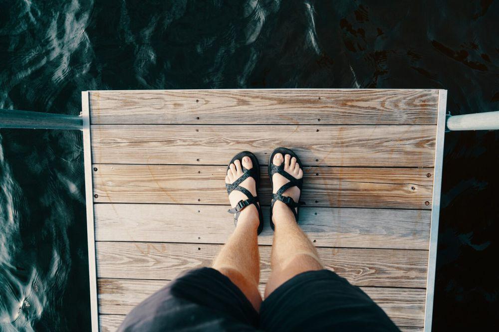 5 Hack Bikin Sandal anti Licin saat Musim Hujan