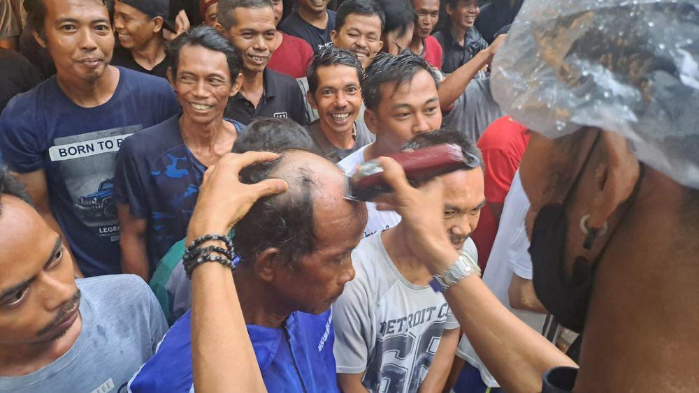 Menang Hasil Quick Qount, Pendukung Dedi-Erwan Cukur Botak dan Sujud Syukur
