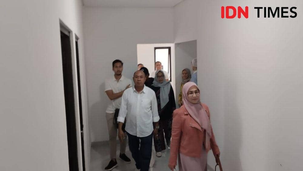 Cabup Banyumas, Sadewo Tri Lastiono (kemeja putih depan) mengaku usai pencoblosan memantau dikantor DPC PDIP, Kamis (27/11/2024).(IDN Times/Cokie Sutrisno)