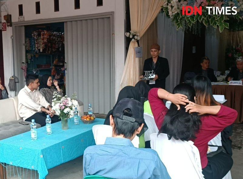 Anak Sulung Cagub Lampung Arinal Djunaidi Nyoblos Didampingi Istri