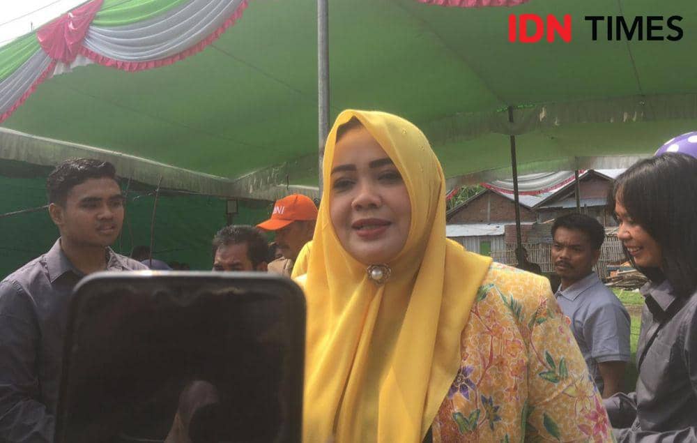 Foto Cawagub NTB 03, Indah Dhamayanti Putri usai mencoblos di TPS 003 Kelurahan Sarae Kecamatan Rasana'e Barat Kota Bima (IDN Times/Juliadin)
