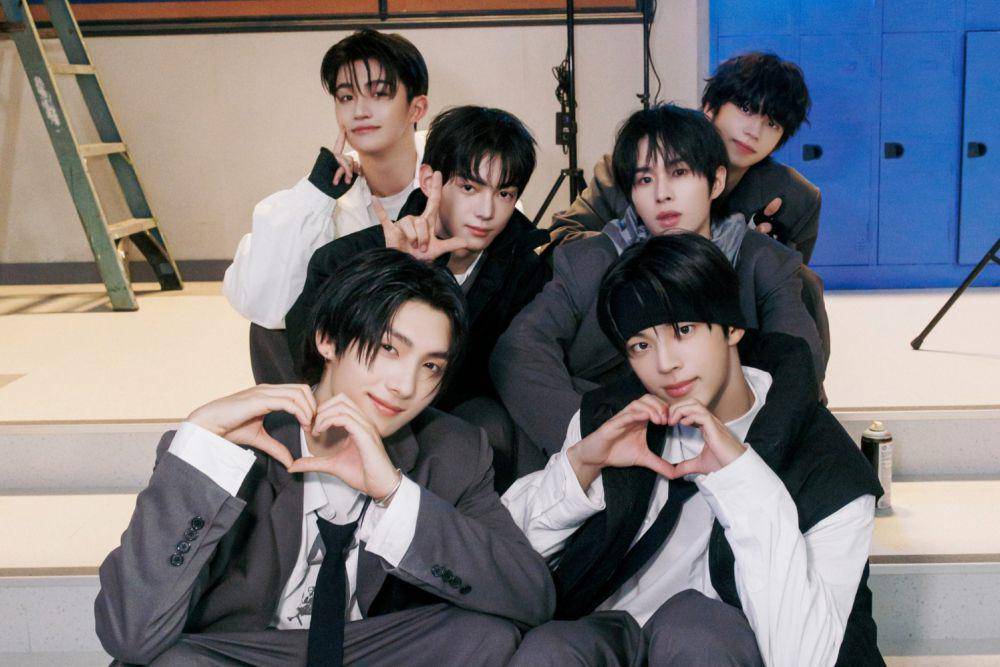 potret TWS di balik layar single album Last Bell (dok. Weverse/TWS)