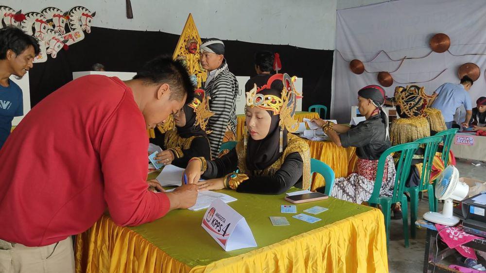 TPS Unik di Magetan, Petugas Kenakan Kostum Jalak Lawu