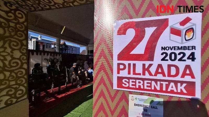 Pintu masuk TPS 01 lokasi Cagub Sulsel Nomor Urut 1, Danny Pomanto dan istrinya menyalurkan hak suaranya di Pilkada 2024 / IDN Times : Darsil Yahya