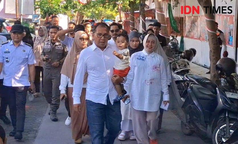Didampingi Indira, Danny Pomanto Gendong Cucu Ke TPS