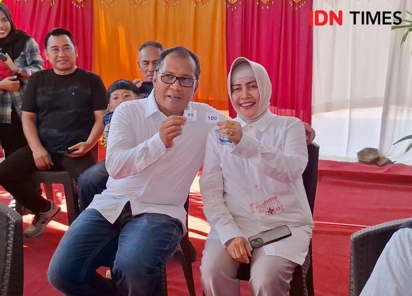 Cagub Sulsel Nomor Urut 1, Danny Pomanto dan istrinya Indira Yusuf Ismail yang juga Calon Wali Kota Makassar No urut 3 memperlihatkan nomor antrian / IDN Times : Darsil Yahya