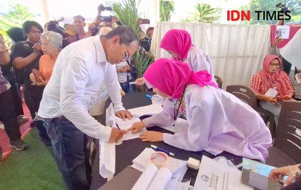Cagub Sulsel Nomor Urut 1, Danny Pomanto saat mendaftar ke TPS 01 / IDN Times : Darsil Yahya