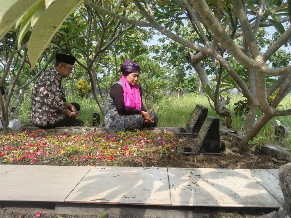 Luluk Ziarah Makam Ibunda Sebelum Mencoblos di Jombang