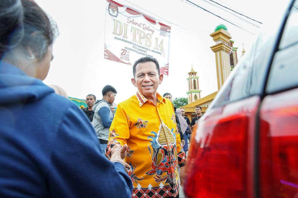 Calon Gubernur Kepri, Ansar Ahmad saat tiba di TPS (IDN Times/Putra Gema Pamungkas)