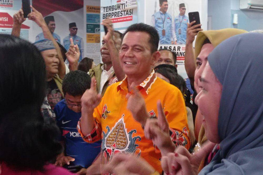 Ansar Ahmad saat merayakan hasil hitung cepat (IDN Times/Putra Gema Pamungkas)