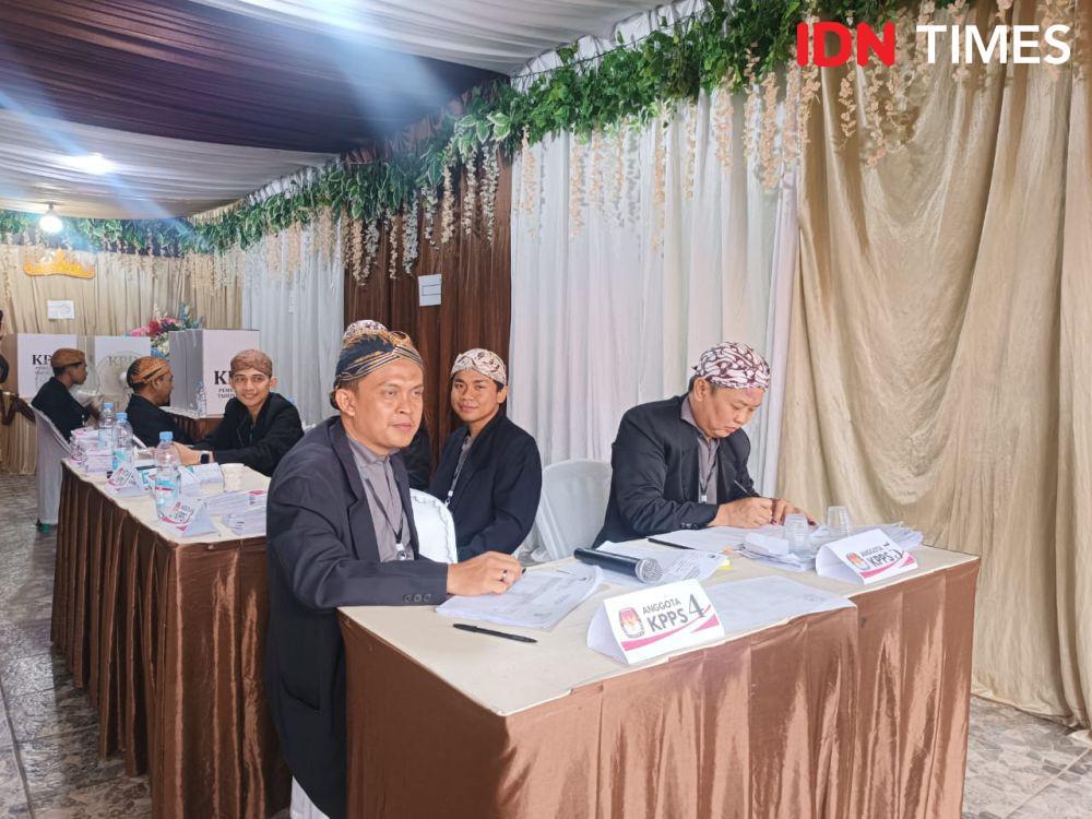 Bak Kondangan Jawa, Petugas TPS Bandar Lampung Pakai Jas dan Blangkon