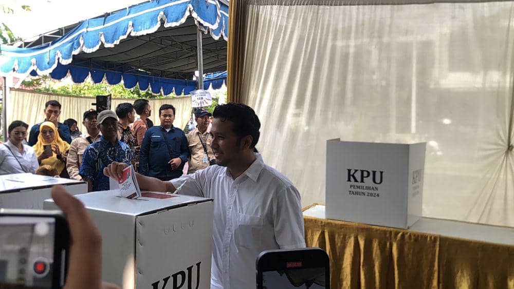 Emil dan Arumi Nyoblos, Kompak Pakai Warna Baju Putih