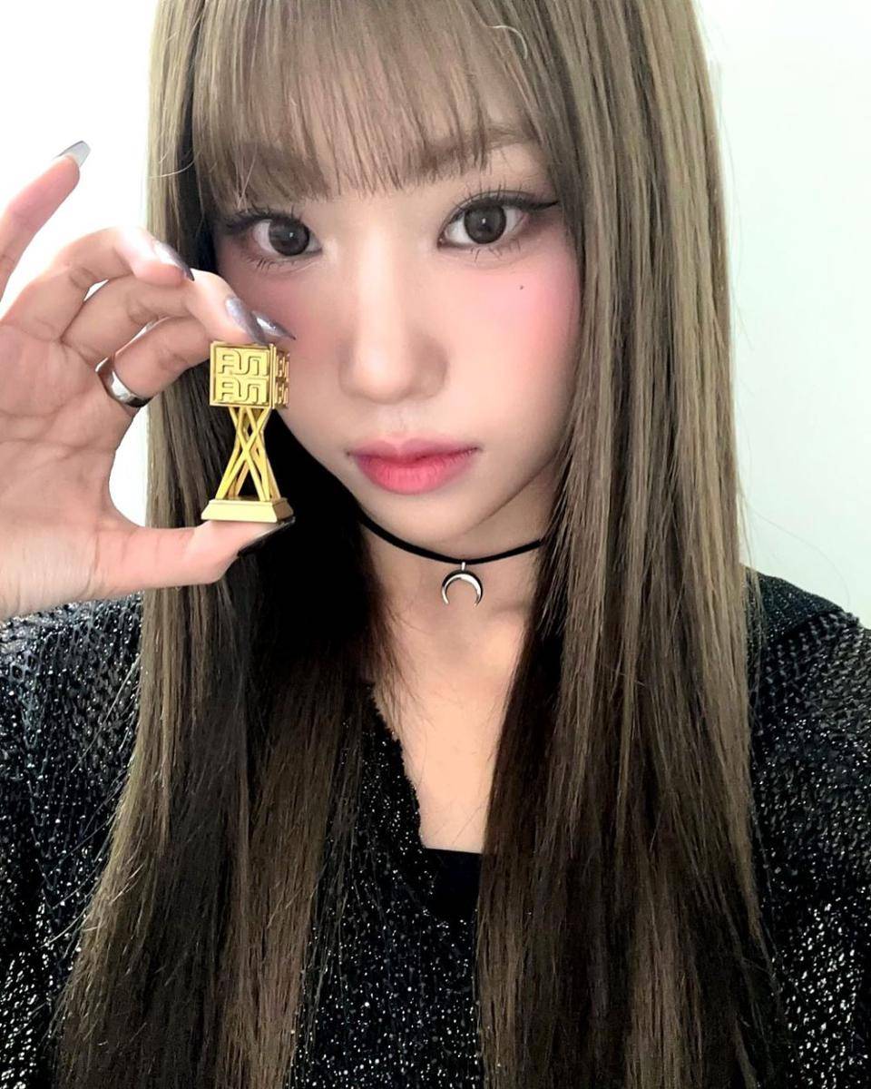 Jungeun izna (instagram.com/izna_offcl)
