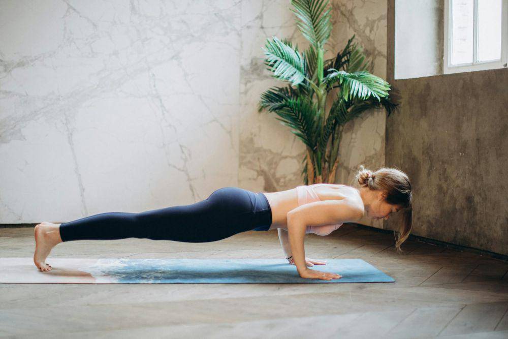 ilustrasi olahraga push-up (pexels.com/@elly-fairytale)