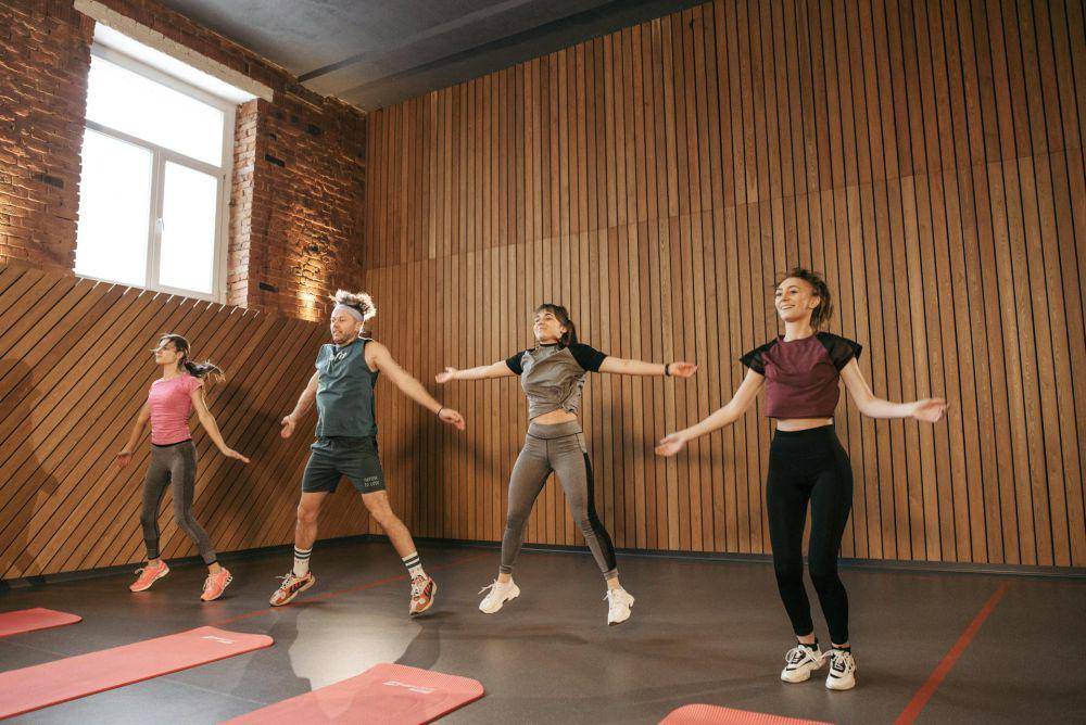 ilustrasi olahraga jumping jacks (pexels.com/@pavel-danilyuk)
