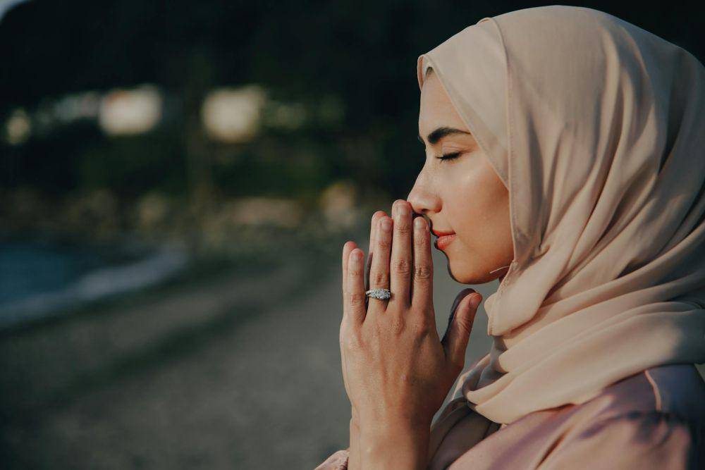 ilustrasi wanita sedang berdoa (pexels.com/PNW Production)