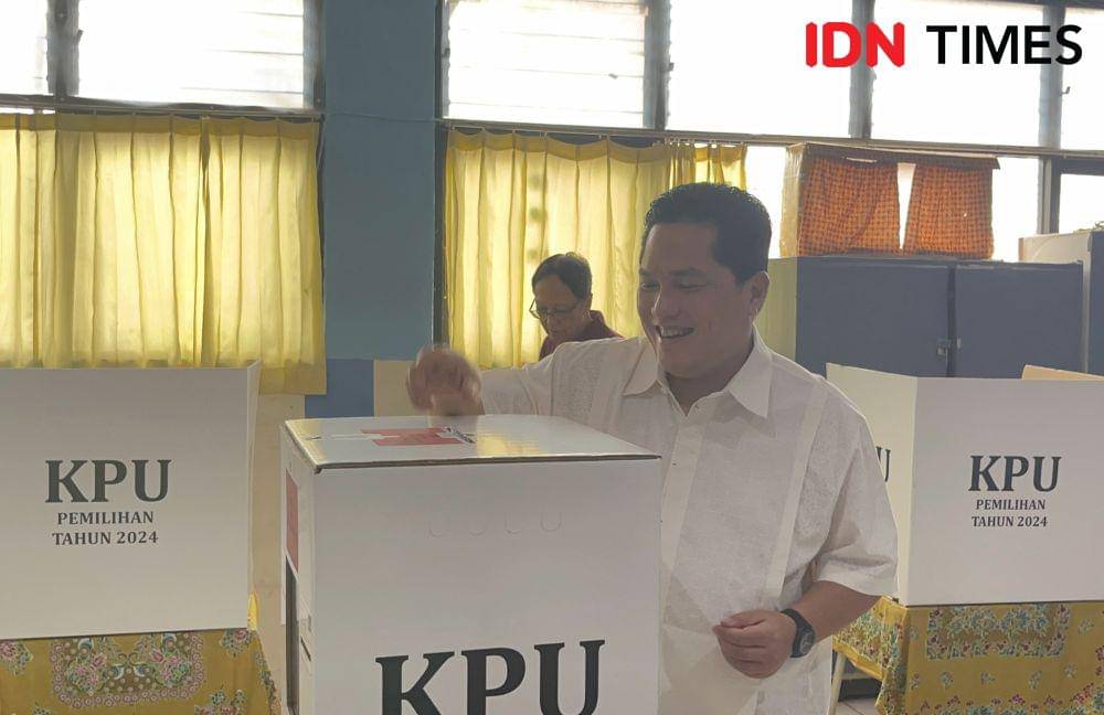 Menteri BUMN, Erick Thohir menggunakan hak suara untuk Pilkada DKI Jakarta di TPS SDN 05 Gudang Peluru, Tebet, Jakarta Selatan, Rabu (27/11/2024). (IDN Times/Istimewa)