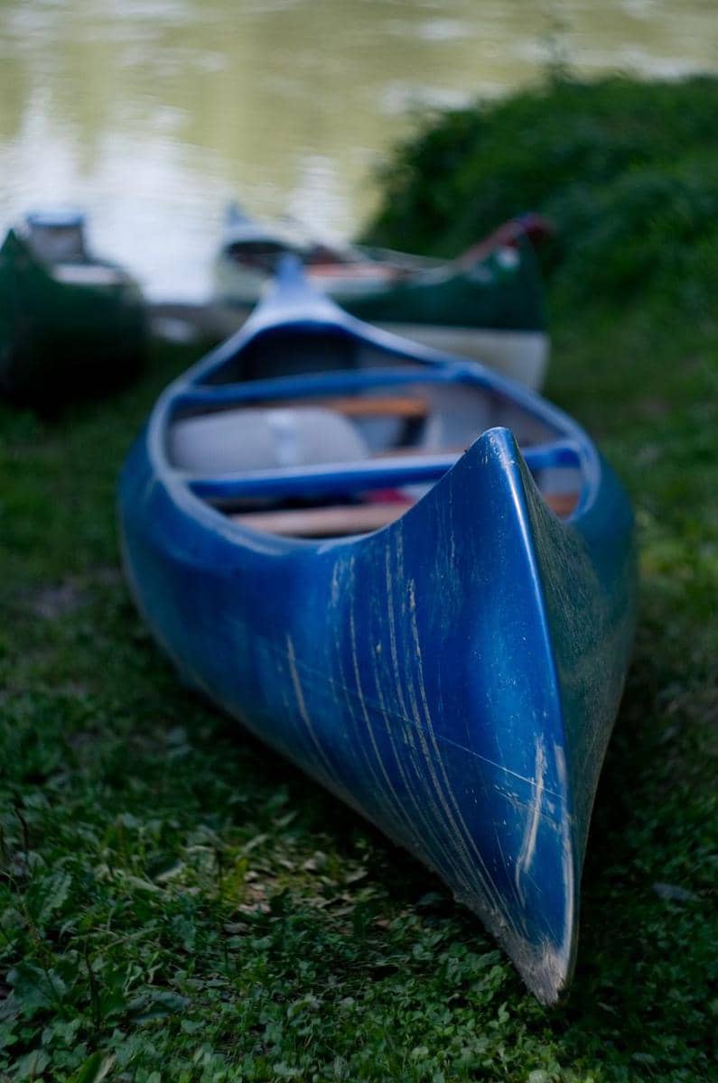 Ilustrasi perahu kano, sumber: https://pixabay.com/id/photos/sungai-bagian-kano-biru-4612334/