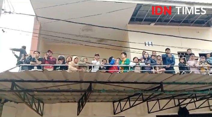 Kebanjiran di Hari Pilkada, Warga Patumbak Selamatkan Diri ke Atap