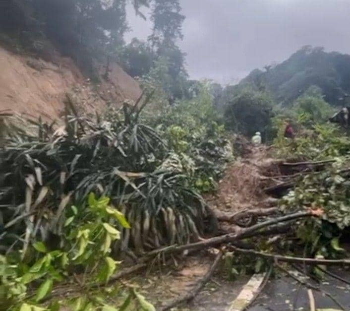 longsor dari tebing di sisi jalan Jamin Ginting menuju Berastagi (dok.istimewa)