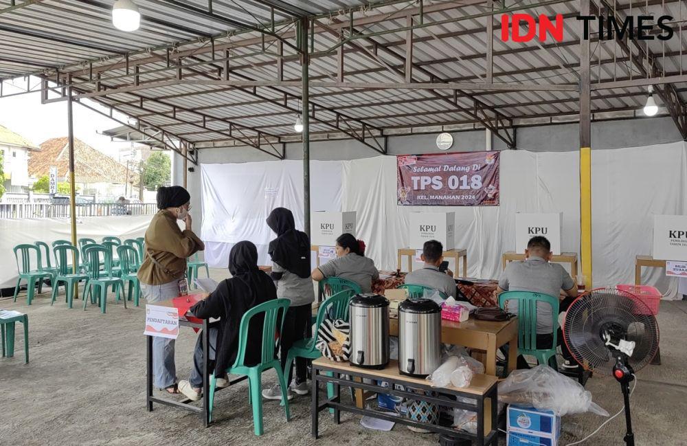 Warga Antusias Tunggu Wapres Gibran Nyoblos di TPS 18