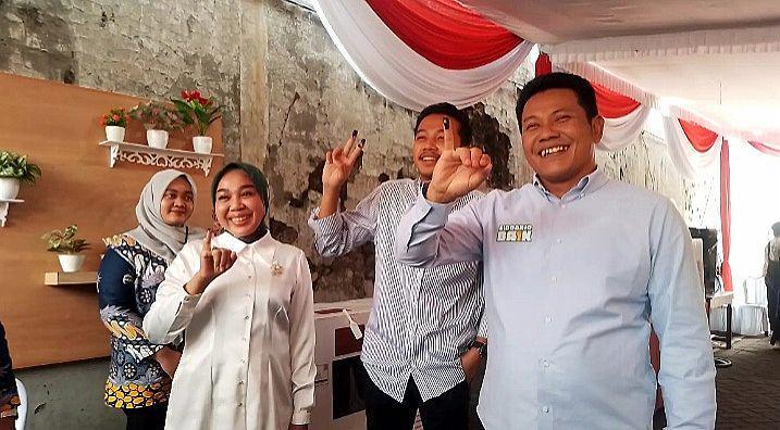 Subandi Nyoblos di TPS 02, Berharap Terbaik bagi Warga Sidoarjo