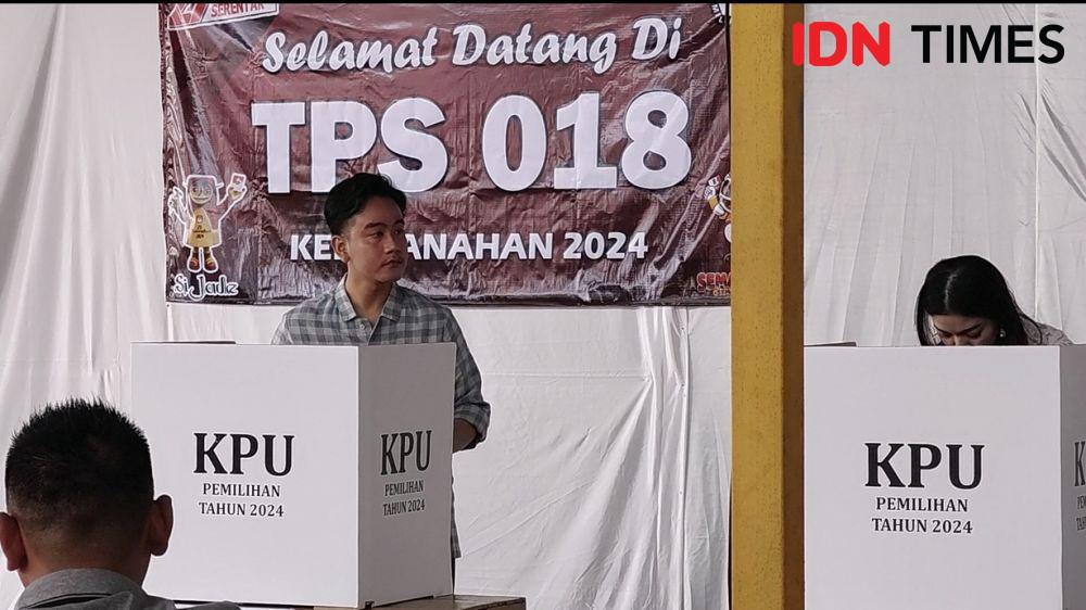 Wapres Gibran Nyoblos Pakai Baju Kotak-Kotak Biru