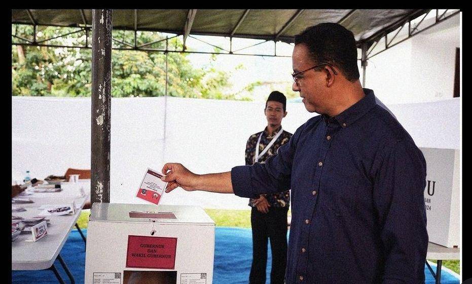 Mantan gubernur Jakarta, Anies Baswedan ketika memberikan hak suaranya di TPS di Lebak Bulus. (www.instagram.com/@aniesbaswedan)