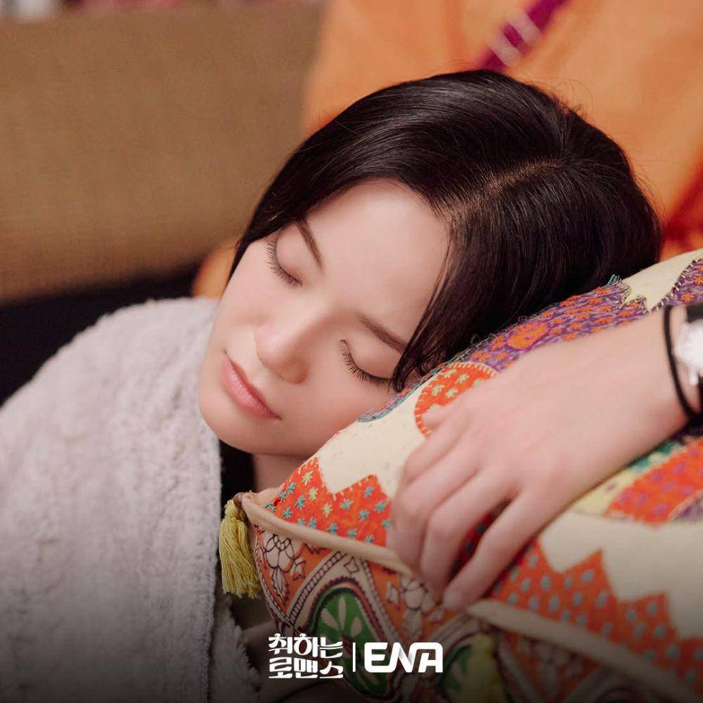 Kim Se Jeong di drama Brewing Love (instagram.com/channel.ena.d)