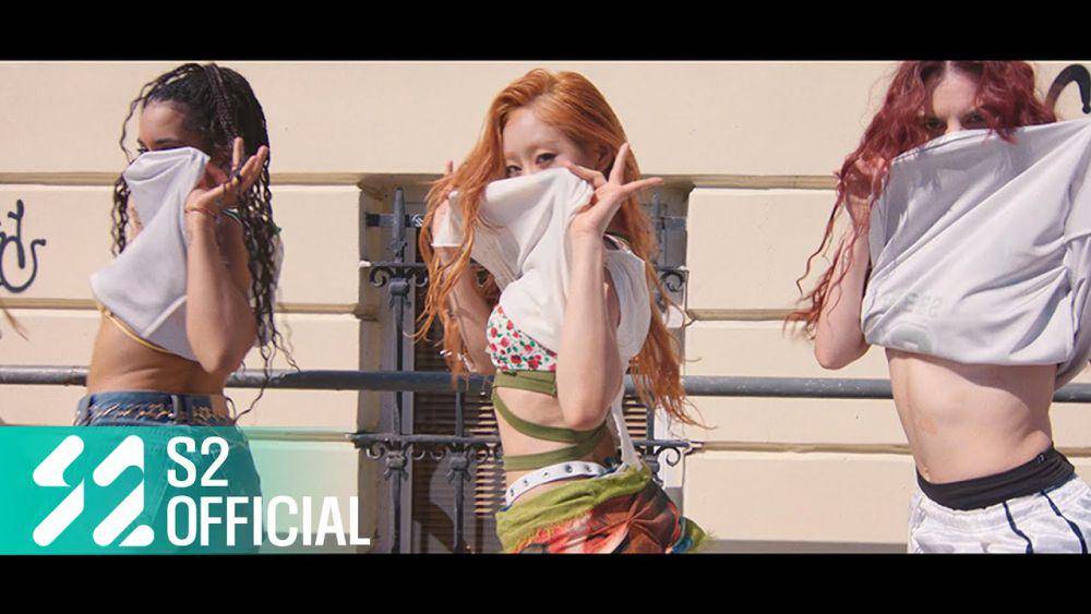 Julie dalam Music Video Sticky (youtube.com/@KISSOFLIFE_official)