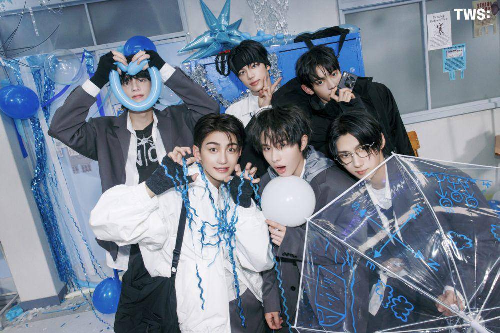 potret TWS di balik layar single album Last Bell (dok. Weverse/TWS)