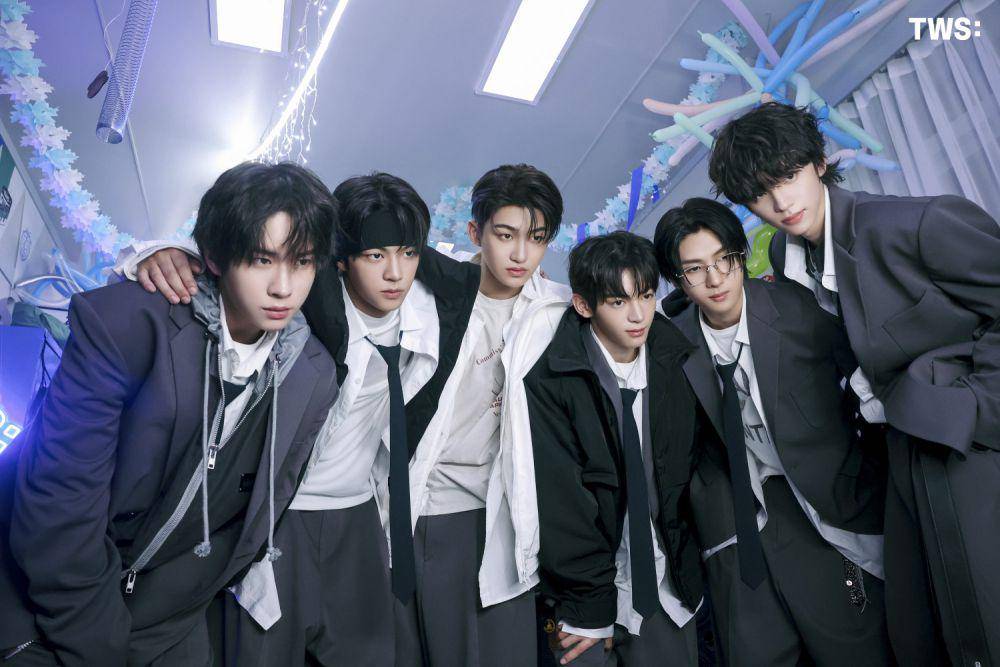 potret TWS di balik layar single album Last Bell (dok. Weverse/TWS)