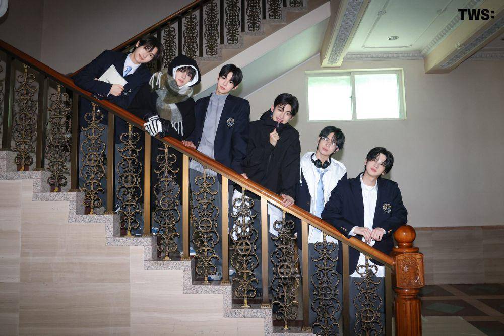potret TWS di balik layar single album Last Bell (dok. Weverse/TWS)