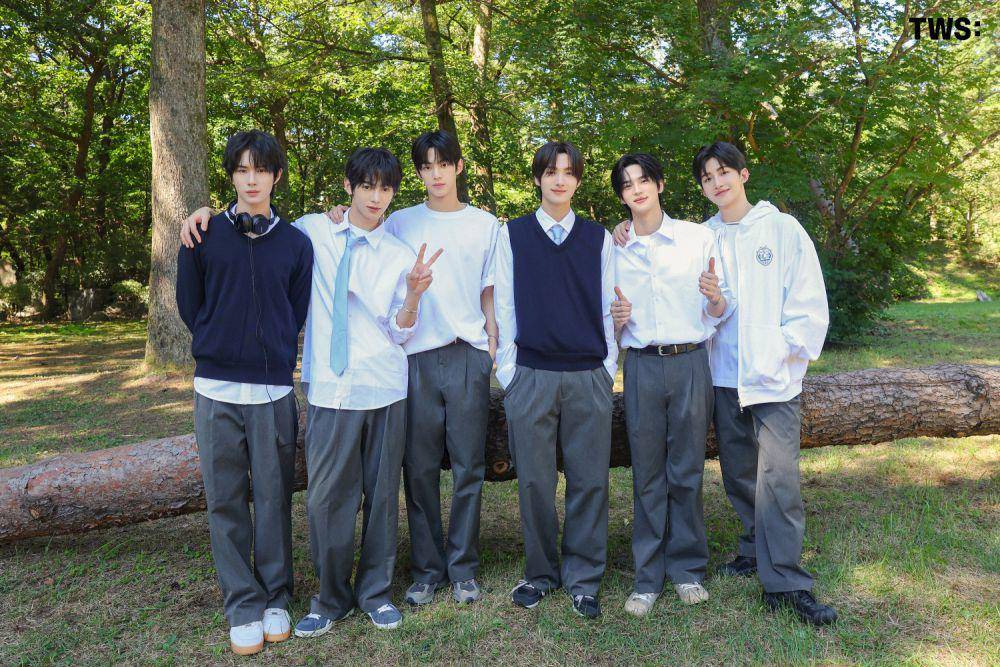 potret TWS di balik layar single album Last Bell (dok. Weverse/TWS)