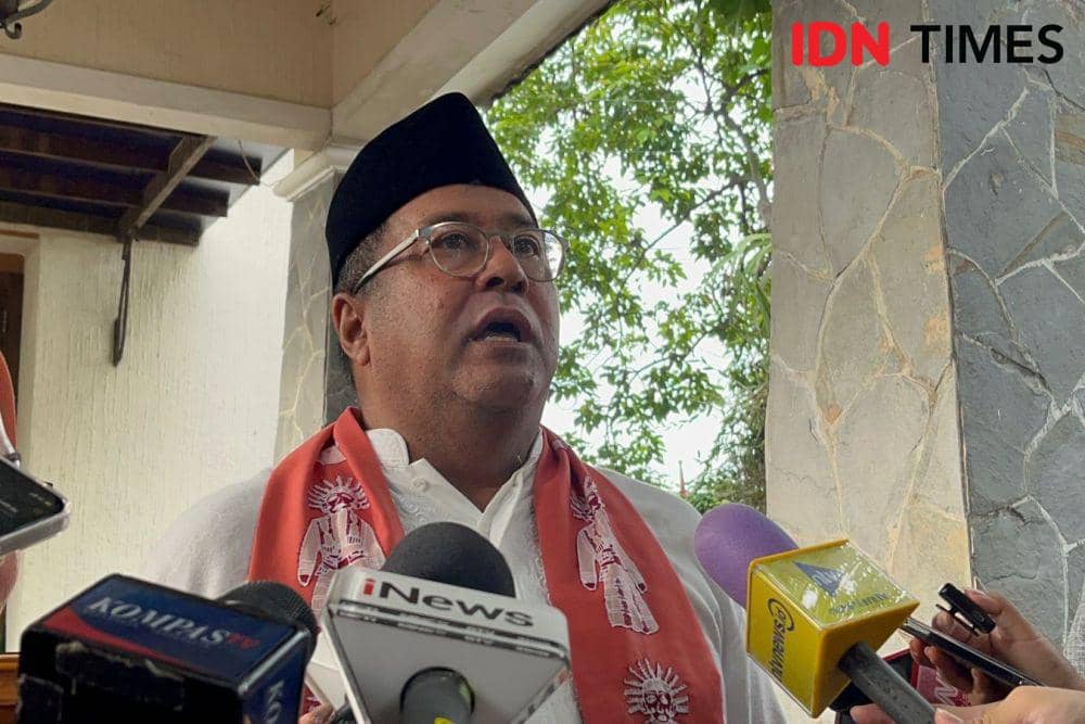 Momen Rano Karno nyoblos bareng istri saat Pilkada pada Rabu (27/11/2024). (IDN Times/Aryodamar)