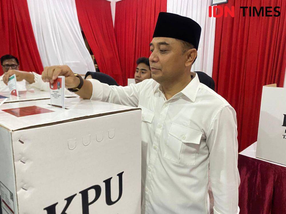 Calon Wali Kota Surabaya memberikan hak suara dalam Pilkada 2024. (IDN Times/Khusnul Hasana)