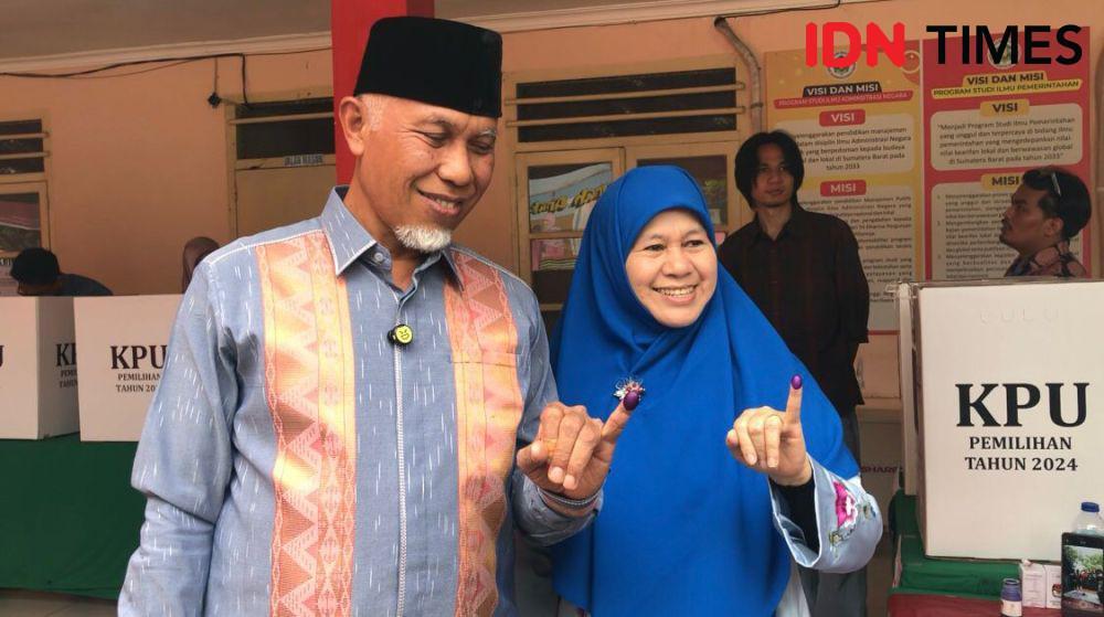 Salurkan Suara di TPS, Mahyeldi Jalan Kaki 200 Meter