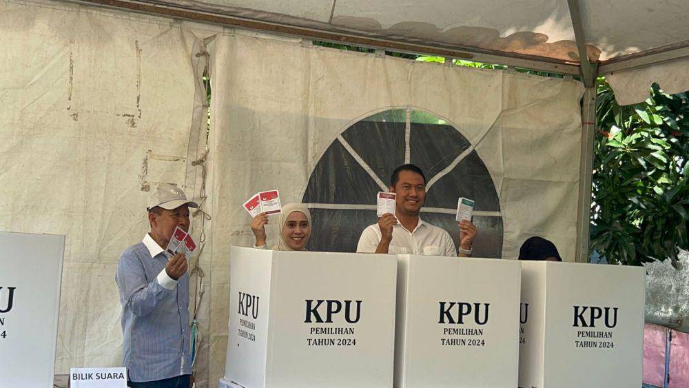 Calon Wali Kota Makassar nomor urut 2 Andi Seto Gadhista Asapa (kanan) bersama istri menggunakan hak pilih di Pilkada 2024, Rabu (27/11/2024). (Dok. Istimewa)